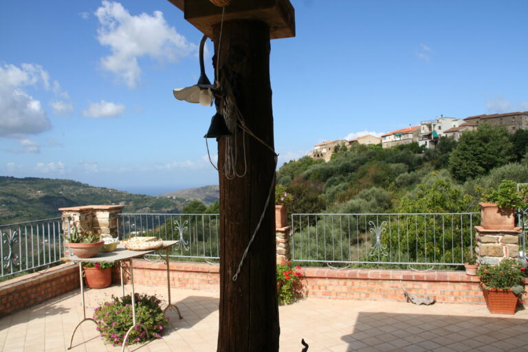 La terrazza panoramica di Rosa Canina affacciata sul paesaggio cilentano